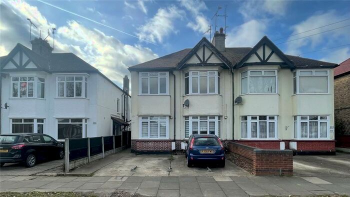 2 Bedroom Apartment To Rent In Bournemouth Park Road, Southend-on-Sea, Essex, SS2