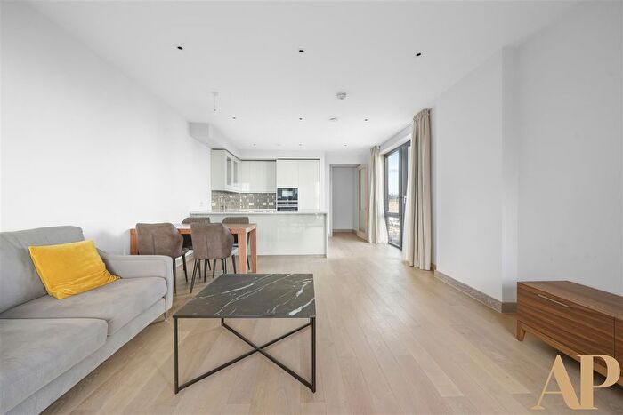 3 Bedroom Flat To Rent In Chivers Passage, London, SW18