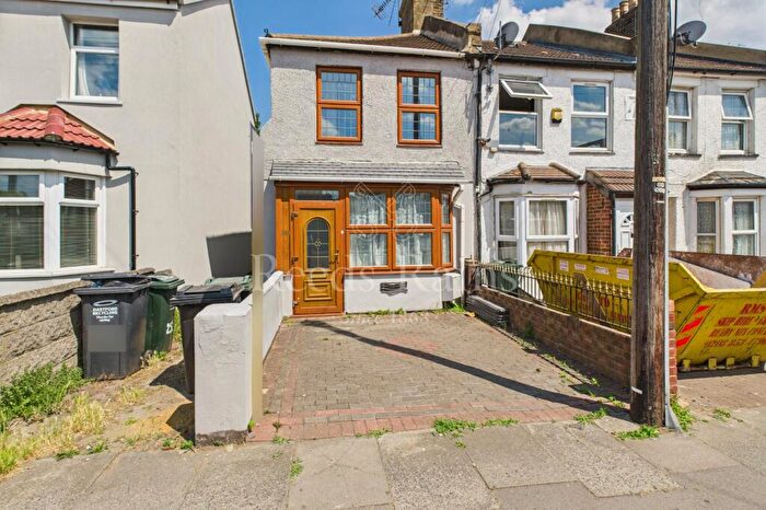 3 Bedroom Semi-Detached House To Rent In St. Vincents Road, Dartford, Kent, DA1