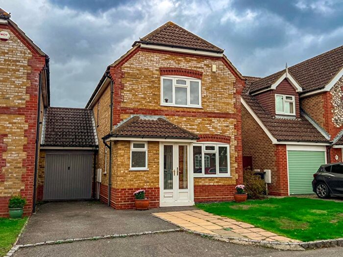 3 Bedroom Link Detached House For Sale In Lytcott Drive, West Molesey, KT8
