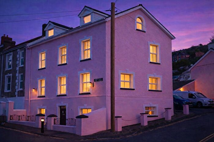 5 Bedroom Property For Sale In North Parade, Aberaeron, SA46