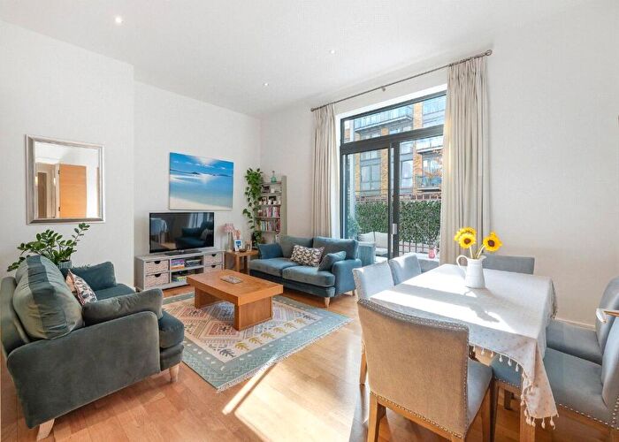 2 Bedroom Flat For Sale In Alexandra Avenue, Battersea, SW11