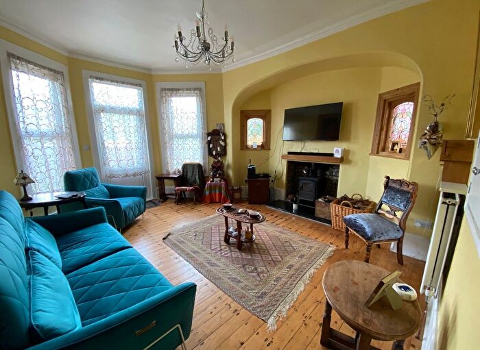 4 Bedroom Semi-Detached House To Rent In Sylvan Avenue, London, N22