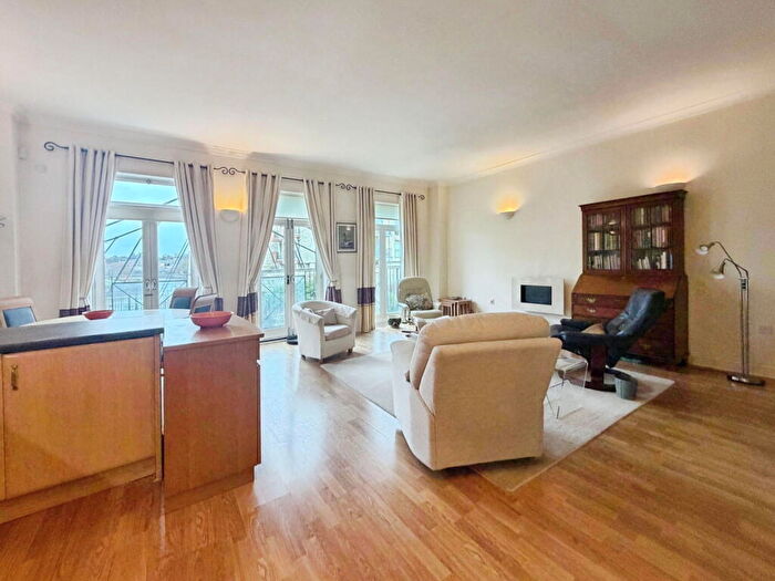2 Bedroom Flat For Sale In Victoria Bridge Road, Bath, BA1