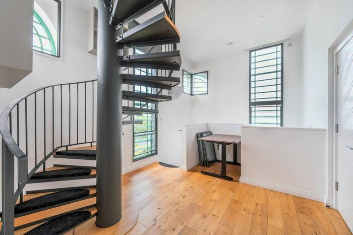 2 Bedroom Flat To Rent In Western Avenue, Perivale, Greenford, UB6