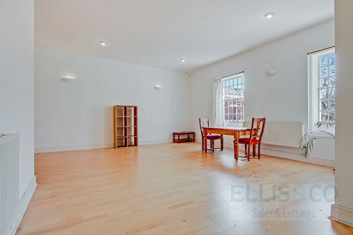 3 Bedroom Flat To Rent In West Park Road, Southall, UB2