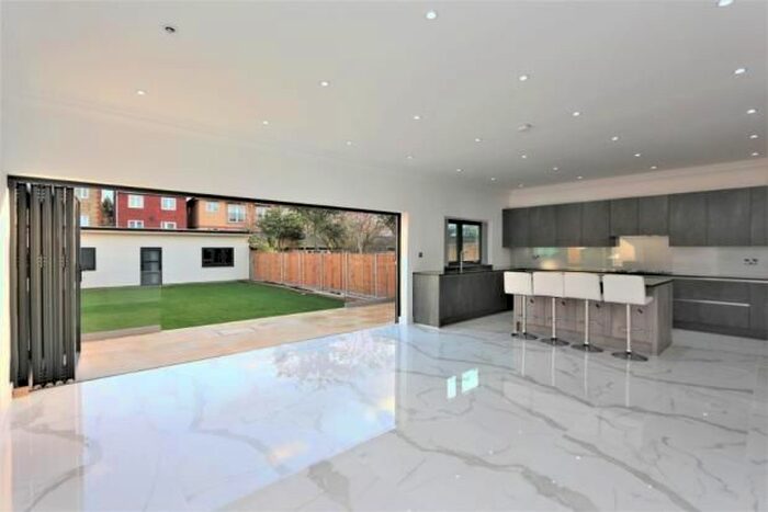 6 Bedroom Terraced House To Rent In Forest Drive West, Leyton, E11