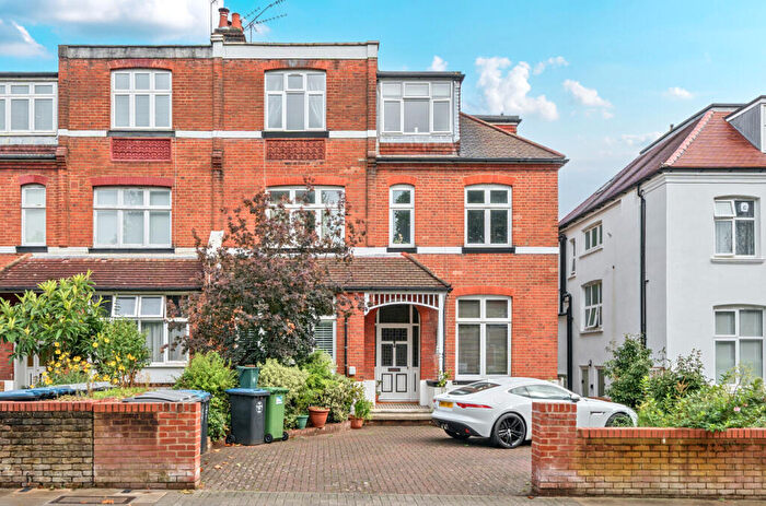 2 Bedroom Apartment For Sale In Chatsworth Road, Mapesbury, NW2