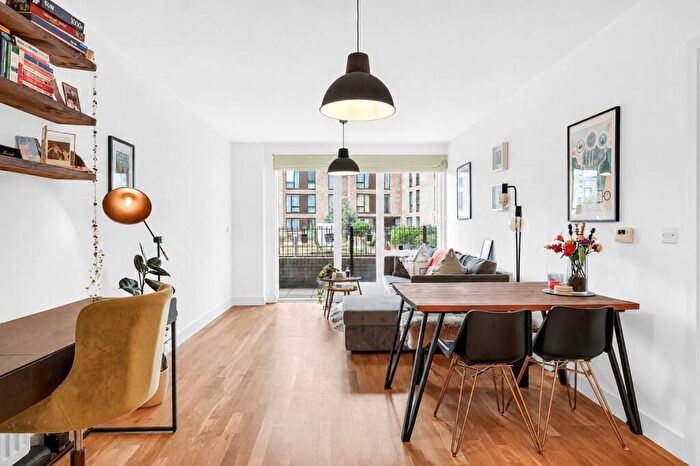 1 Bedroom Apartment To Rent In Guthridge Close, Canary Wharf, London, E14