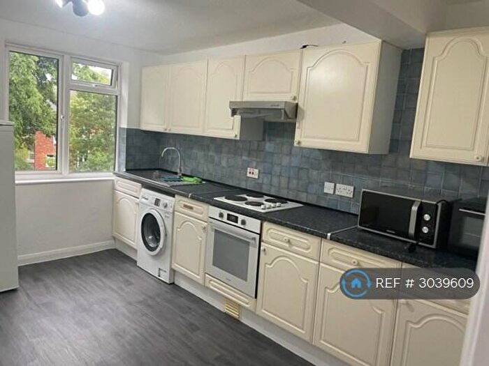 5 Bedroom Flat To Rent In Walm Lane, London, NW2