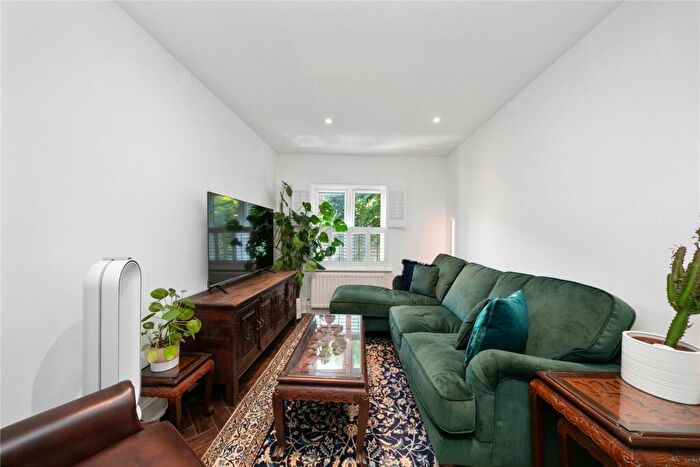 1 Bedroom Apartment To Rent In Carmonlaw House, Cambridge Heath Road, London, E1