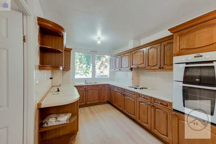 2 Bedroom Flat To Rent In Burritt Road, Kingston Upon Thames, Surrey, KT1