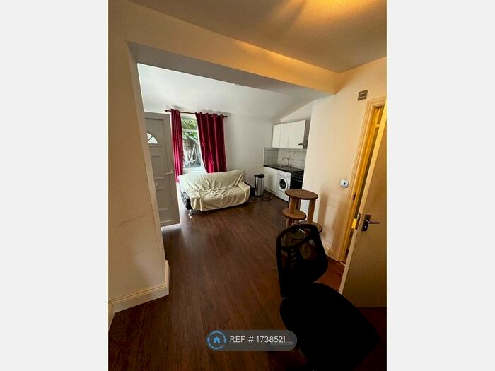 1 Bedroom Flat To Rent In Sundew Avenue, London, W12