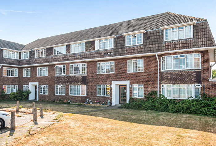 2 Bedroom Apartment For Sale In Goodwood Close, Morden, SM4