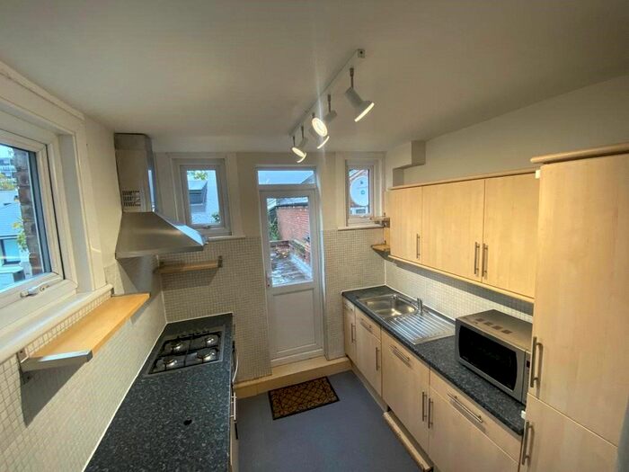 3 Bedroom Flat To Rent In Bethnal Green Road, London, E2