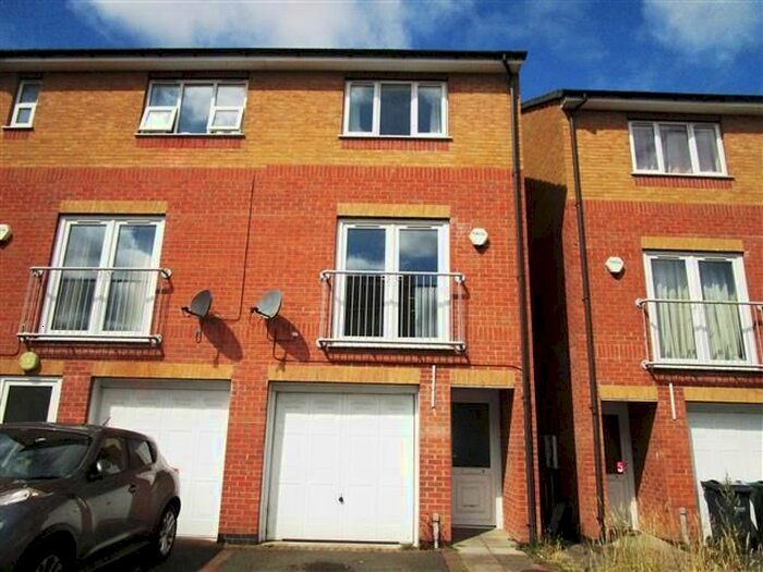3 Bedroom Town House To Rent In Farm End Close, West Bromwich, B71