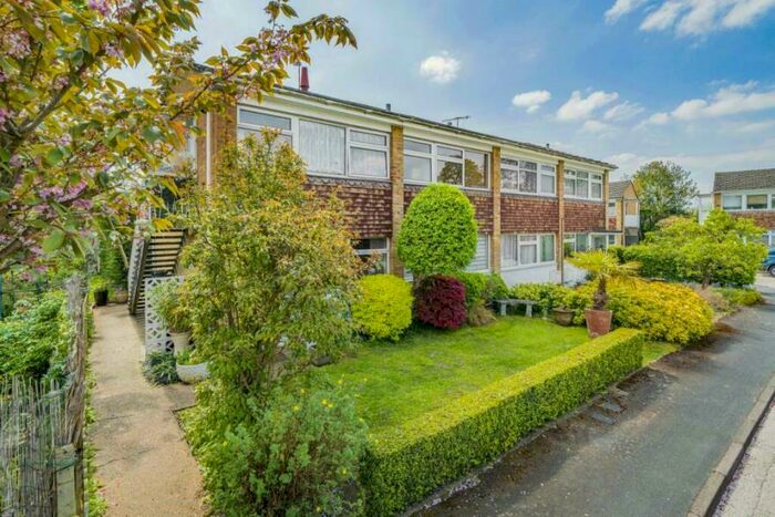 2 Bedroom Maisonette To Rent In Old Orchard, KT14