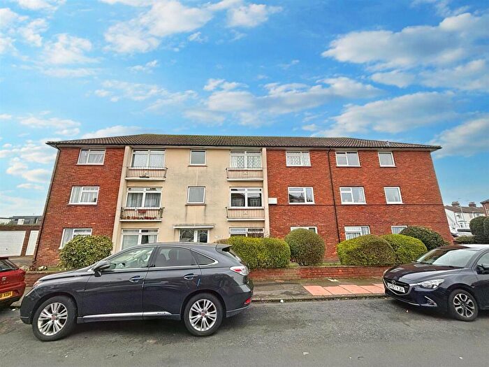 2 Bedroom Flat For Sale In Roselands Avenue, Eastbourne, BN22