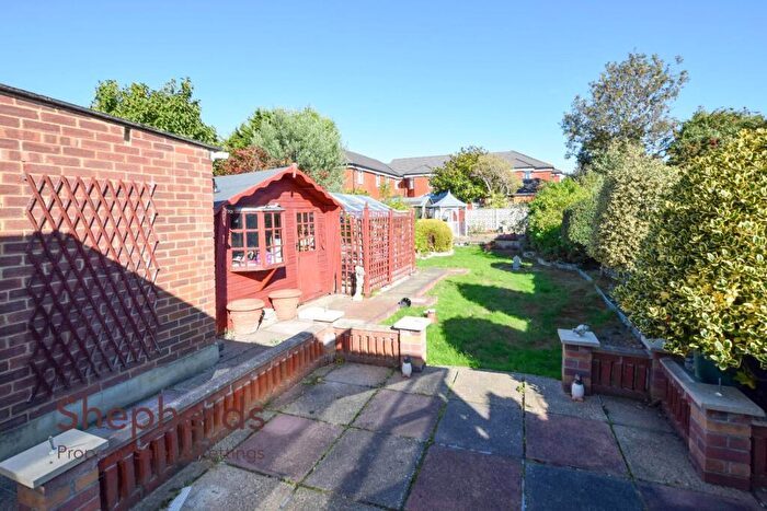 2 Bedroom Semi-Detached Bungalow For Sale In Winton Drive, Cheshunt, EN8