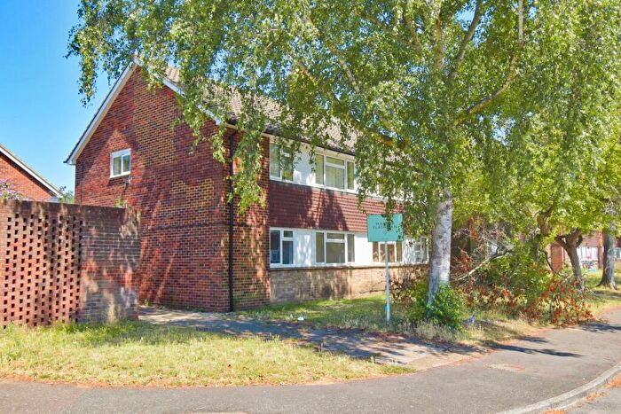 1 Bedroom Maisonette For Sale In Vicarage Fields, Walton-on-Thames, KT12