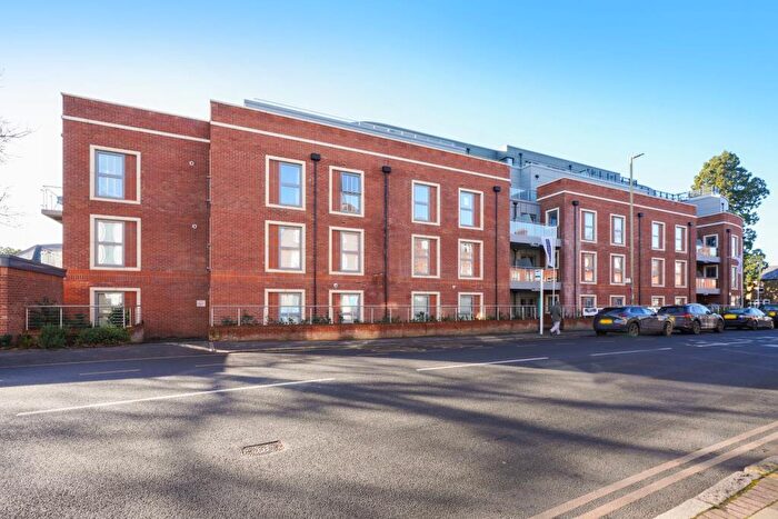 2 Bedroom Apartment To Rent In Queens Road, Weybridge, Surrey, KT13