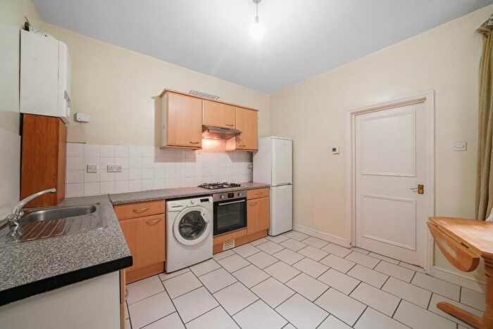 2 Bedroom Flat To Rent In Kingwood Road, London, SW6
