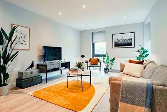 3 Bedroom Flat To Rent In Solasta Riverside, Clyde Place, Glasgow, G5