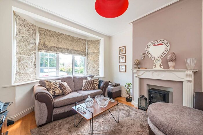 4 Bedroom Semi-detached House To Rent In Hall Road, Isleworth, TW7