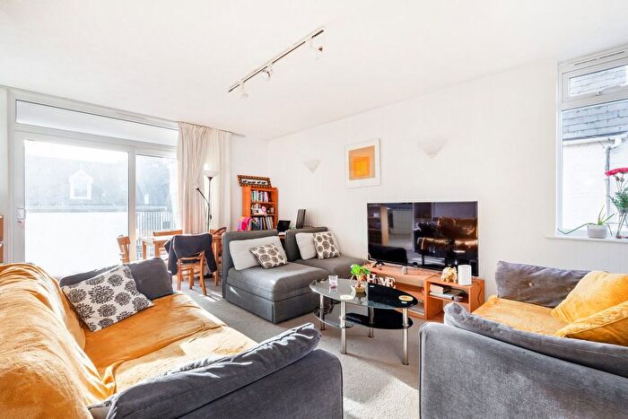 2 Bedroom Flat To Rent In Walpole Gardens, Turnham Green, Chiswick, W4