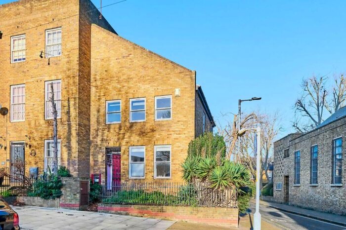 3 Bedroom House To Rent In Surrey Square, Walworth, SE17