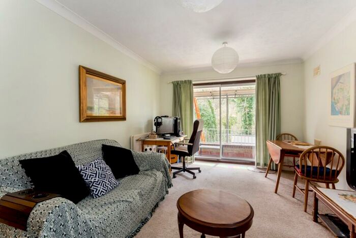 1 Bedroom Flat To Rent In Waterslade Elm Road, RH1