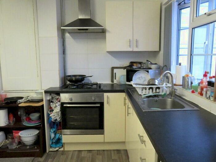 4 Bedroom Semi-Detached House To Rent In Charnock Avenue, Nottingham, Nottinghamshire, NG8