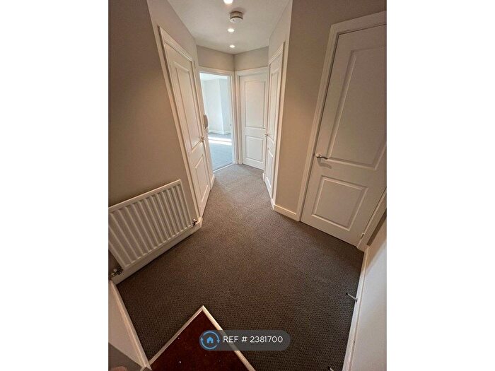 1 Bedroom Flat To Rent In The Square, Loughton, IG10