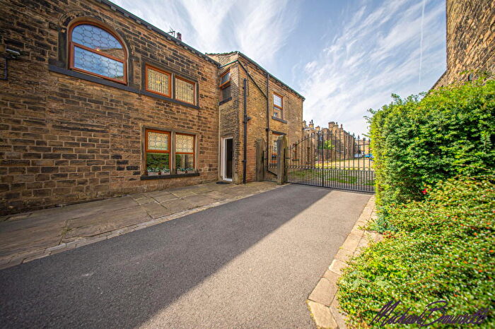 4 Bedroom Barn Conversion For Sale In Highgate Road, Queensbury, Bradford, BD13