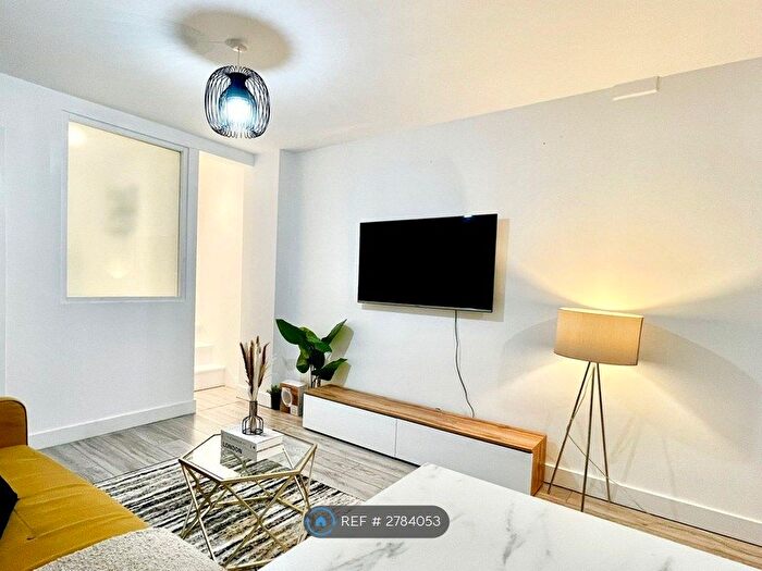 3 Bedroom Flat To Rent In Reginald Square, London, SE8