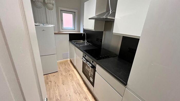 2 Bedroom Apartment To Rent In Broomfield Crescent, Leeds, LS6