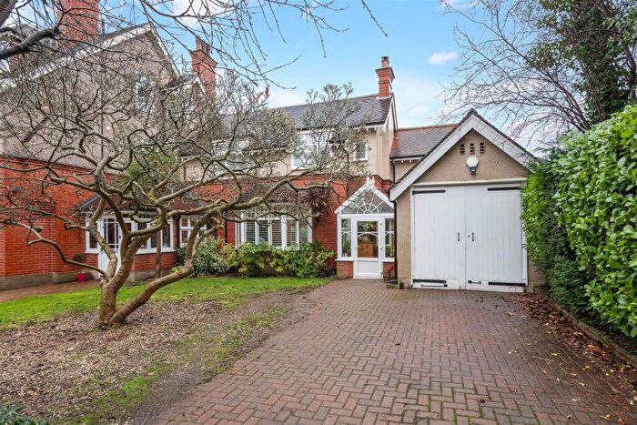 3 Bedroom Semi Detached House For Sale In The Ridgway, Sutton, SM2