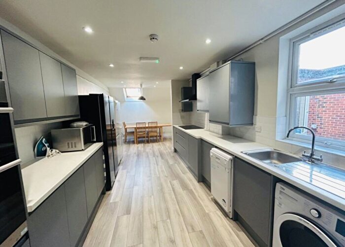 6 Bedroom Semi-Detached House To Rent In Teversal Avenue, Lenton, Nottingham, NG7