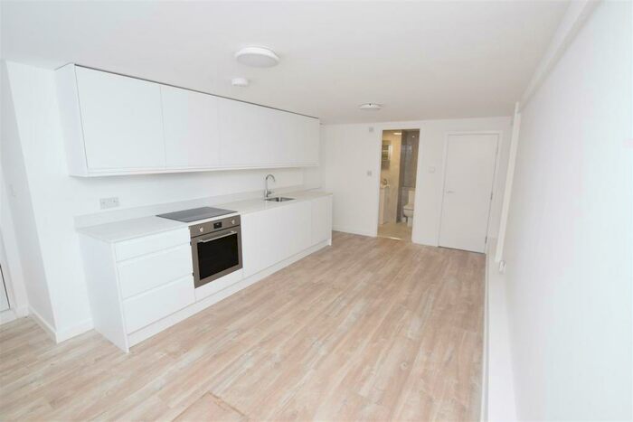 Flat To Rent In Finchley Road, Golders Green, NW11