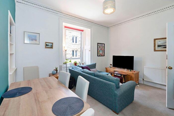 2 Bedroom Flat To Rent In L Upper Grove Place, Edinburgh, EH3