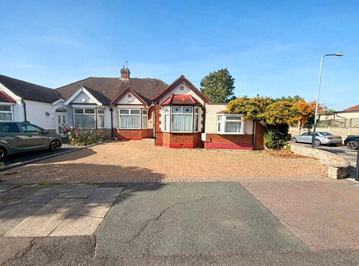 4 Bedroom House To Rent In Falmouth Gardens, Ilford, IG4
