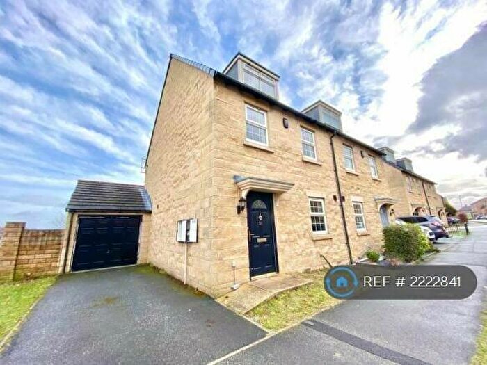 3 Bedroom Semi-Detached House To Rent In Oxley Road, Huddersfield, HD2