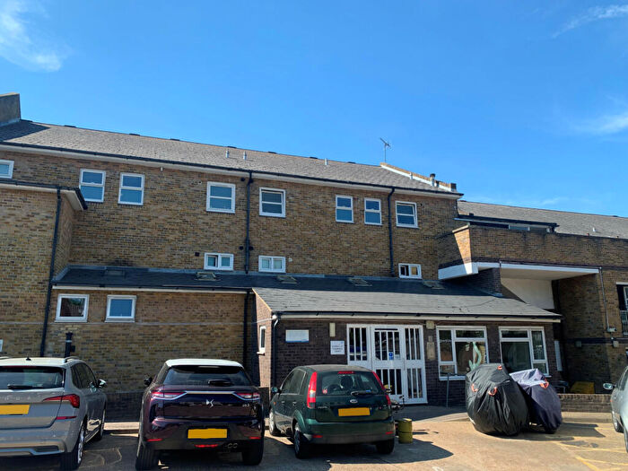 2 Bedroom Flat To Rent In Flaxmans Court, Gillingham, Kent, ME7