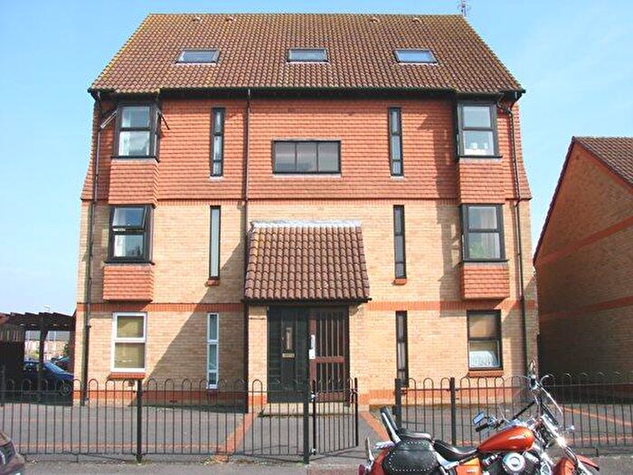 1 Bedroom Flat To Rent In Holmlea Road, , Datchet, SL3