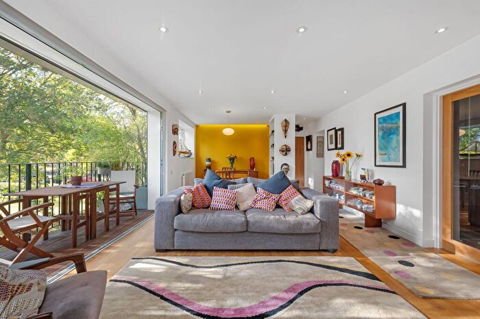 2 Bedroom Flat To Rent In Rectory Green, Beckenham, BR3
