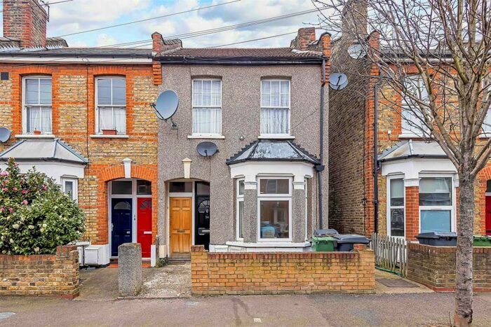 2 Bedroom Flat To Rent In Bakers Avenue, Walthamstow, London, E17