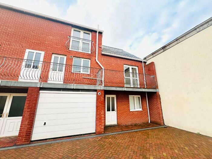 3 Bedroom Town House To Rent In Queen Street, Weymouth, DT4