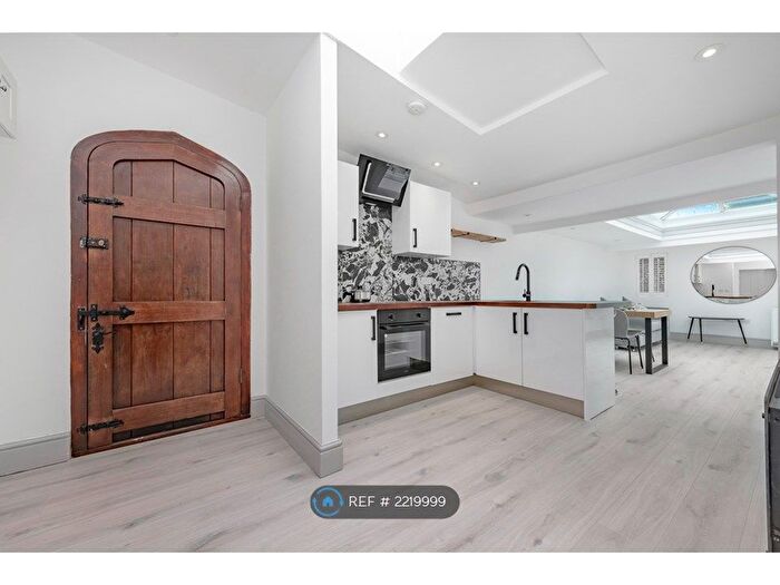 2 Bedroom Flat To Rent In Suffolk House, Weybridge, KT13