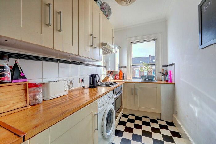 2 Bedroom Flat To Rent In Kenwyn Road, London, SW4
