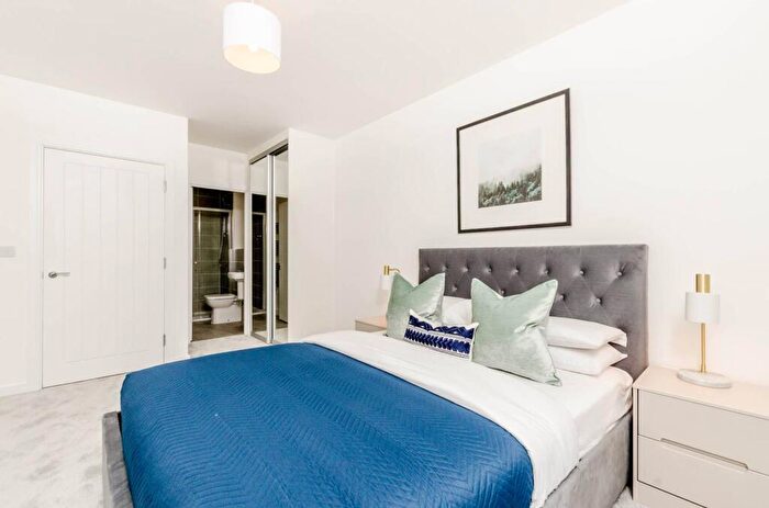 2 Bedroom Flat To Rent In Walnut Tree Close, Guildford, GU1